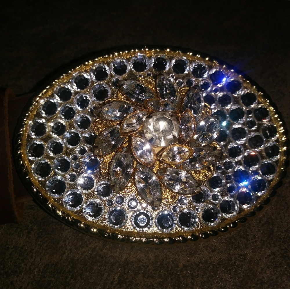 Womans belt with buckle